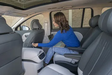 Espacio interior optimizado para el confort de los pasajeros en viajes familiares.