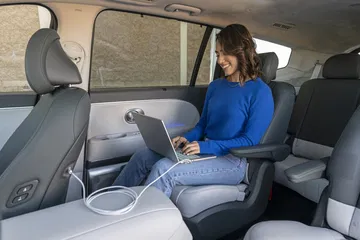 Amplio espacio y comodidad en la parte trasera, ideal para viajes en familia.