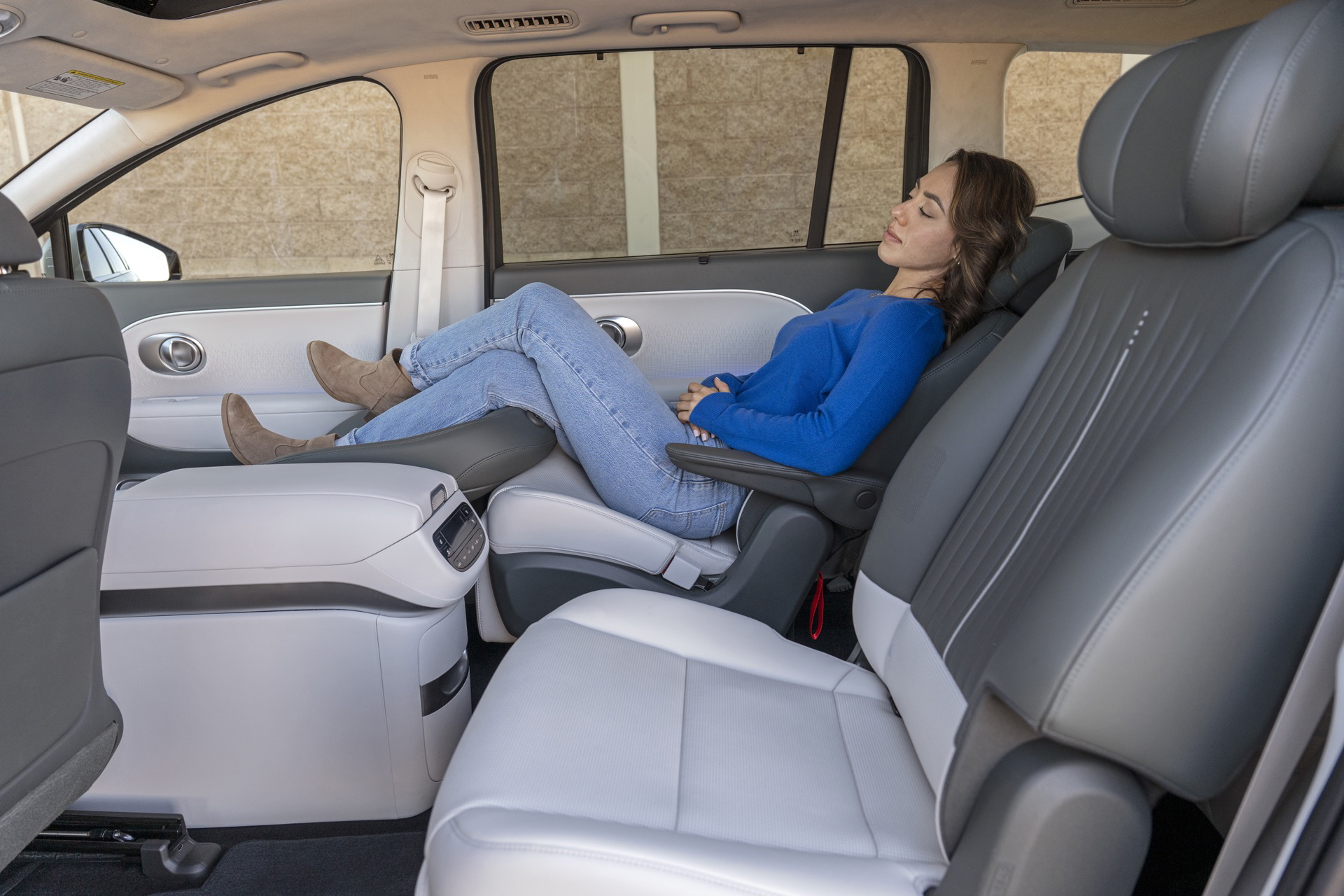 El interior del Hyundai Ioniq 9 destaca por su comodidad y espacio, ideal para viajes familiares.