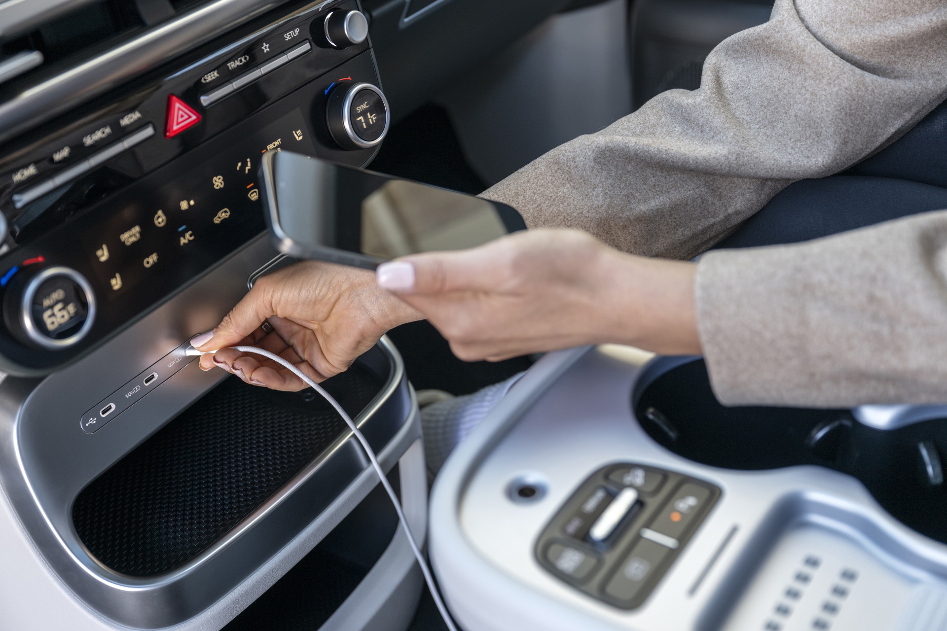 Interior del Hyundai Ioniq 9, mostrando equipamiento moderno y conexión. Ideal para viajes familiares.