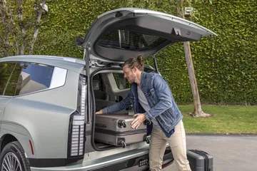 Espacio generoso y práctico en el maletero, ideal para familias. Permite cargar equipaje sin problemas.