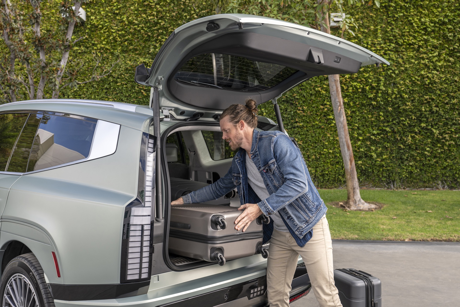 Espacio generoso y práctico en el maletero, ideal para familias. Permite cargar equipaje sin problemas.