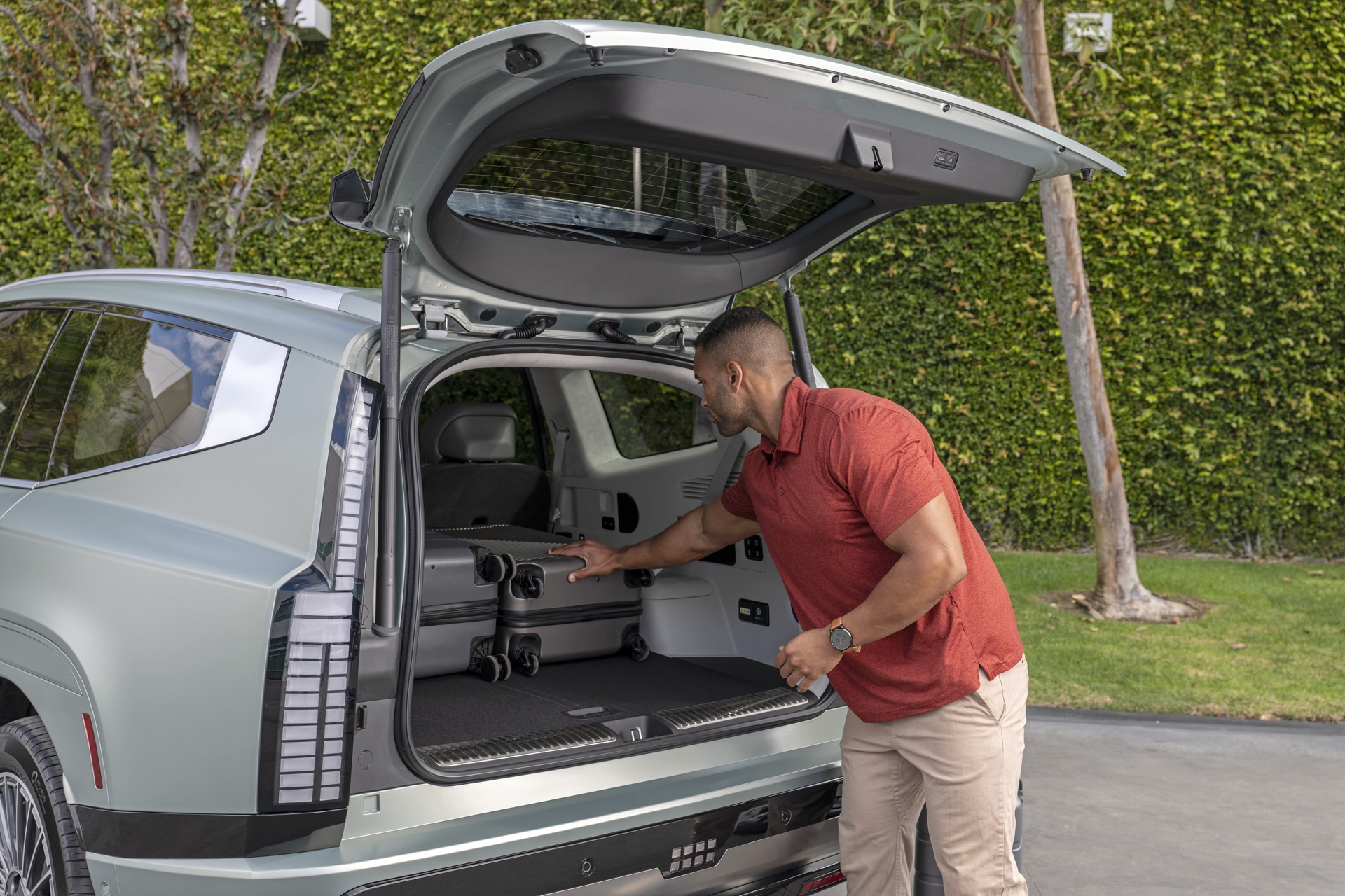 El maletero del Hyundai Ioniq 9 ofrece un amplio espacio, ideal para familias y viajes largos.