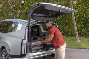 El Hyundai Ioniq 9 ofrece un maletero espacioso ideal para viajes familiares.