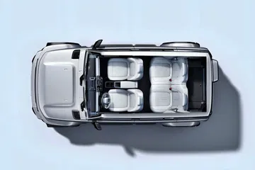 Vista general del interior, destacando los asientos y el diseño funcional del espacio.