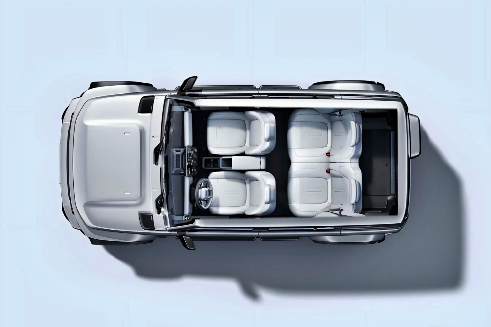 Vista general del interior, destacando los asientos y el diseño funcional del espacio.