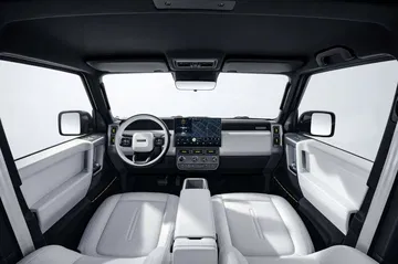 El interior del EBRO Comando destaca por su diseño minimalista y moderno con acabados en blanco.