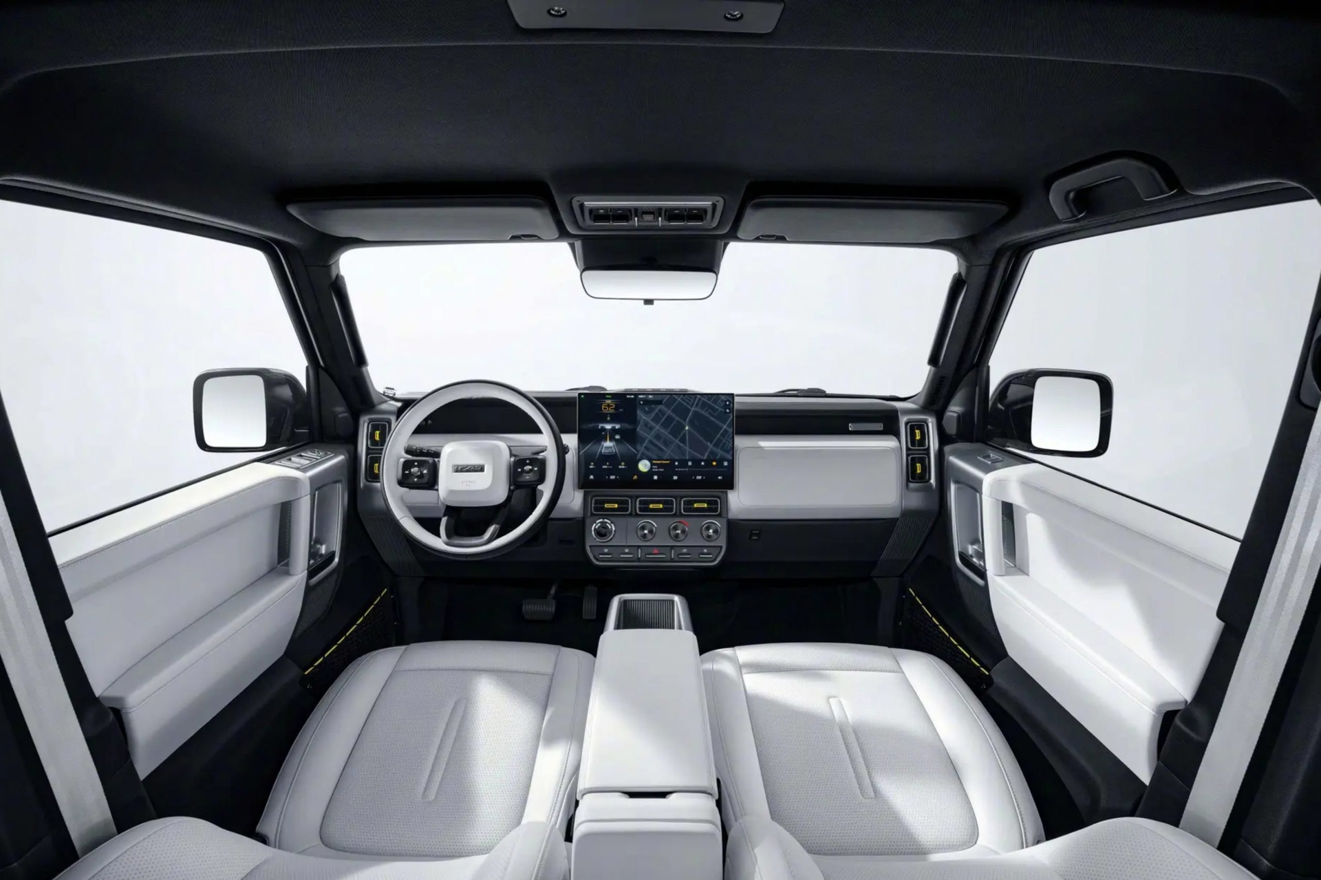 El interior del EBRO Comando destaca por su diseño minimalista y moderno con acabados en blanco.