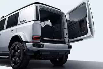 Vista del maletero del EBRO Comando, con un diseño robusto y funcional.