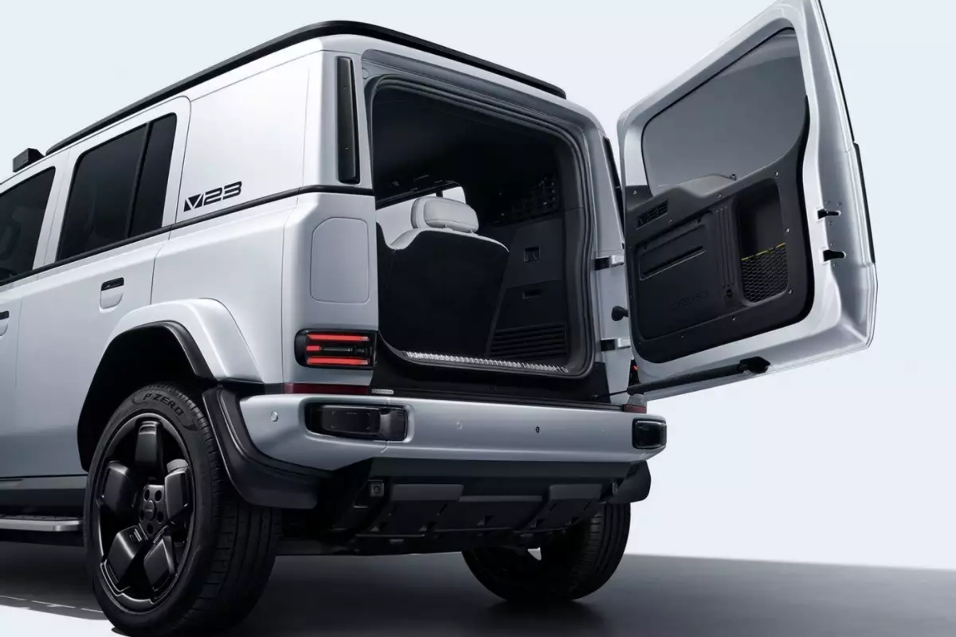 Vista del maletero del EBRO Comando, con un diseño robusto y funcional.