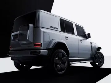 Vista trasera del EBRO Comando, destacando su diseño robusto y elegante.