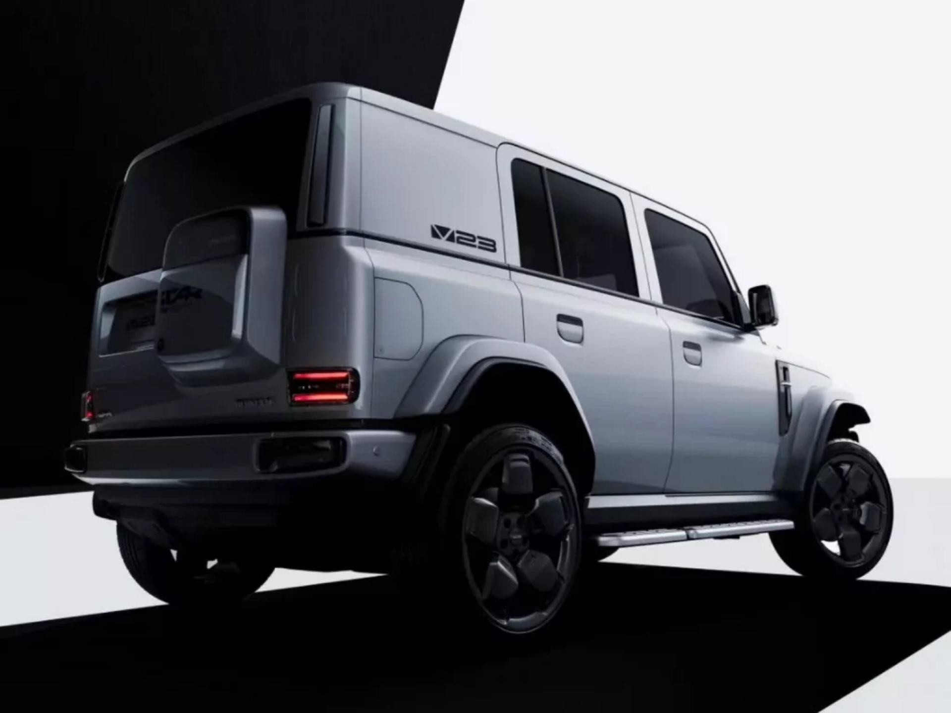 Vista trasera del EBRO Comando, destacando su diseño robusto y elegante.