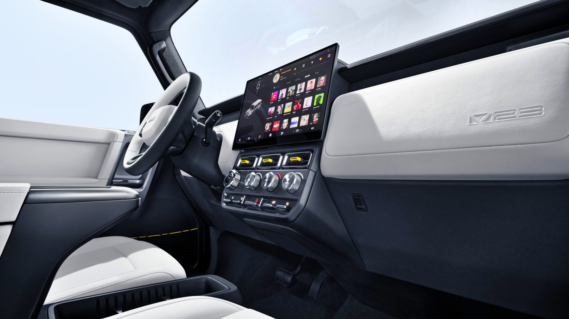 Vista del salpicadero con pantalla táctil de alta resolución y acabados elegantes.