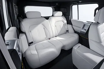 Espacioso acabado en piel clara, ideal para viajes confortables.