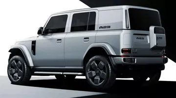 Vista lateral y trasera del coche, mostrando su diseño robusto y moderno.