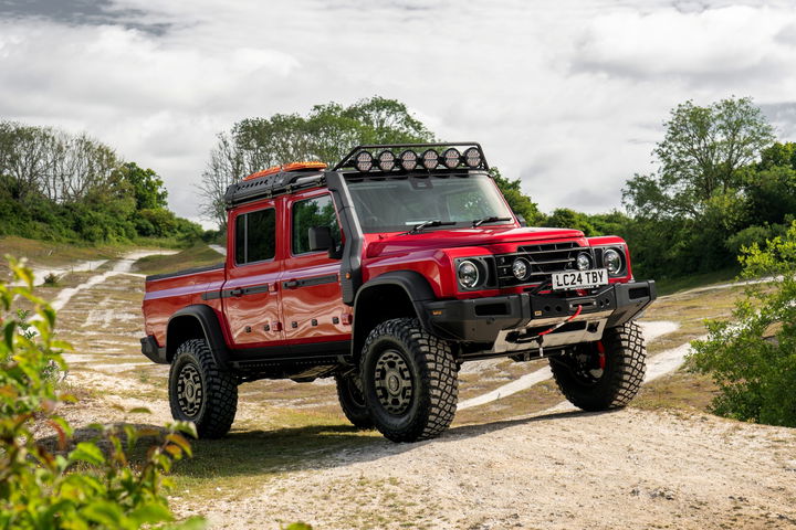 ineos-grenadier-4×4-ejes-portales-2025-01 El INEOS Grenadier destaca por su robustez y diseño apto para todo terreno.