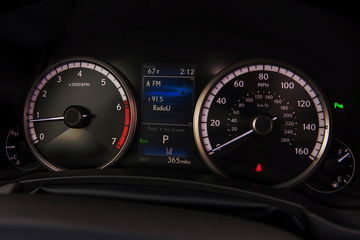Tablero moderno y funcional del Lexus NX híbrido, con indicadores intuitivos.