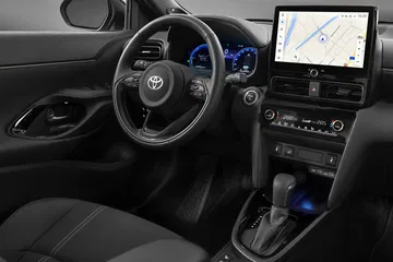 Vista del interior del Toyota Yaris Cross, destacando su modernidad y tecnología. Vista del interior del Toyota Yaris Cross, destacando su modernidad y tecnología.
