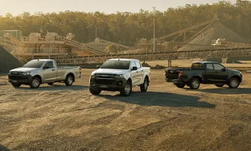 La imagen muestra el robusto Isuzu D-MAX 2025 en un entorno todoterreno.