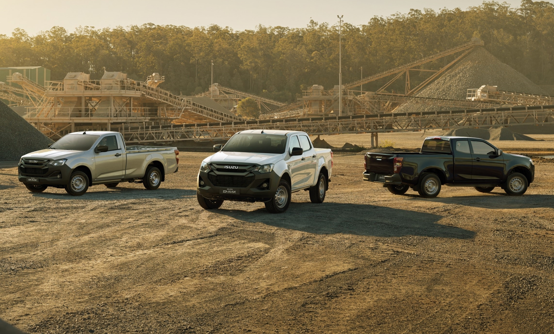 La imagen muestra el robusto Isuzu D-MAX 2025 en un entorno todoterreno.