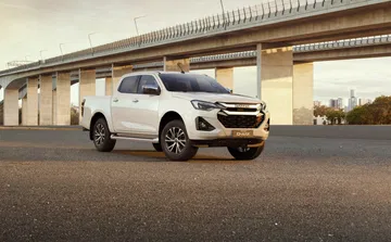Vista dinámica del Isuzu D-MAX 2025, resalta su robustez y diseño contemporáneo.