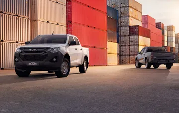 Isuzu D-MAX 2025 mostrando su robustez y versatilidad en un entorno industrial.