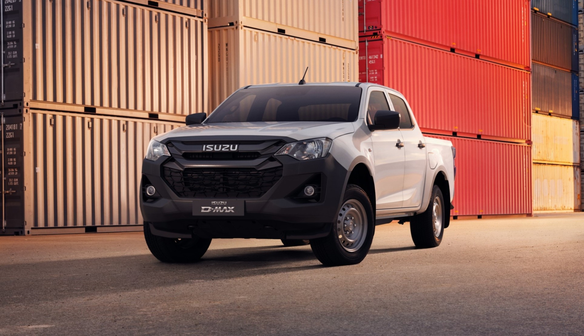 Vista lateral y frontal del Isuzu D-MAX 2025, con un diseño robusto y versátil, ideal para el 4x4.