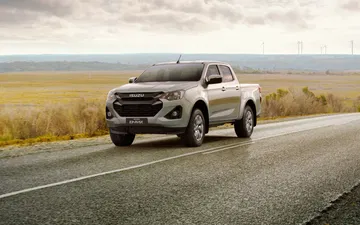 Isuzu D-MAX 2025 en una carretera, mostrando su robustez y diseño moderno.