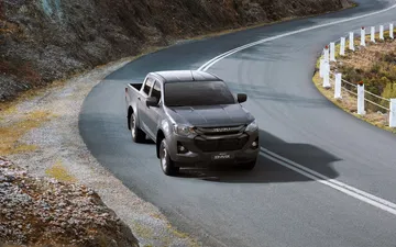 Isuzu D-MAX 2025 en acción, demostrando su robustez y capacidad todoterreno.