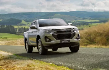 Isuzu D-MAX 2025 en un entorno natural, mostrando su robustez y diseño moderno.