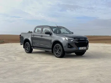 Isuzu D-MAX 2025 en perfil, destaca su robustez y polivalencia.