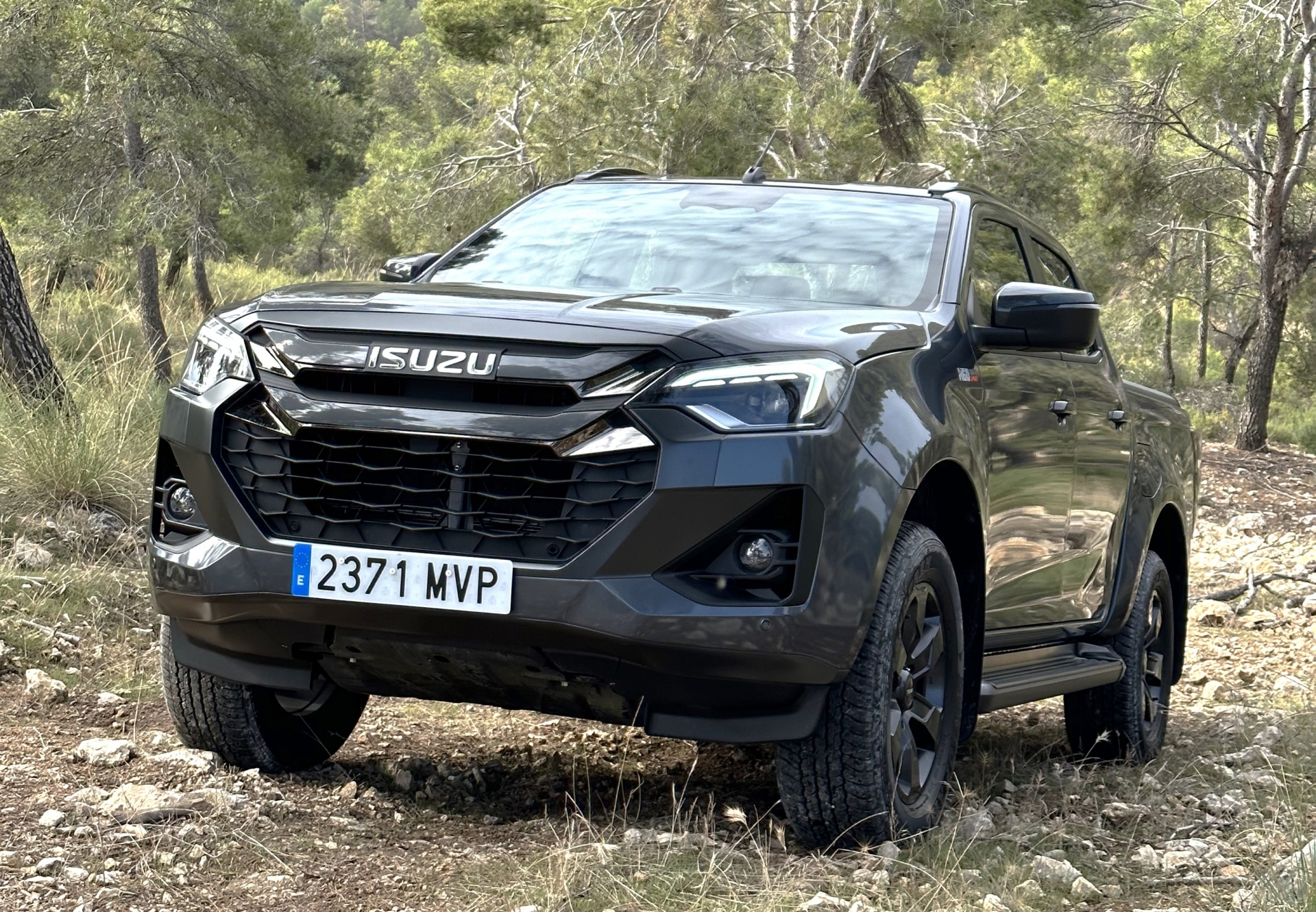 Vista del Isuzu D-MAX 2025, destaca por su robustez y diseño agresivo.