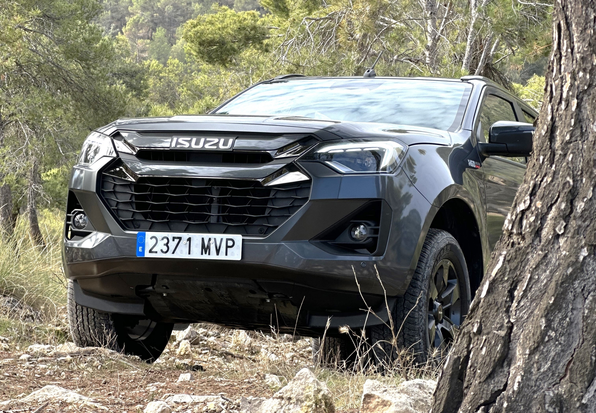 El Isuzu D-MAX se presenta robusto y listo para el todoterreno.