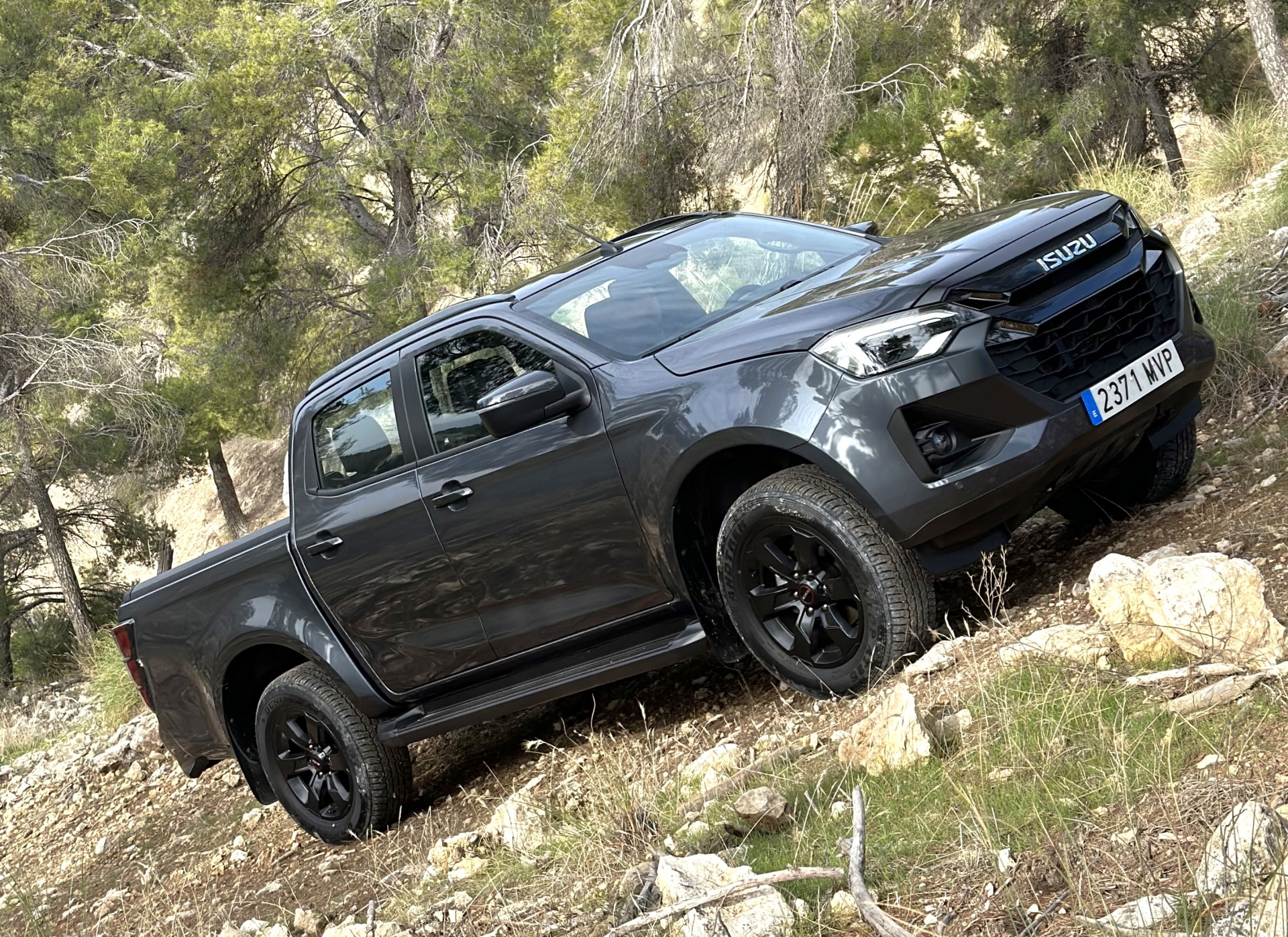 Isuzu D-MAX 2025 en acción off-road, mostrando su robustez.