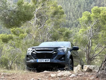 Isuzu D-MAX 2025 en un entorno todoterreno, demostrando su capacidad