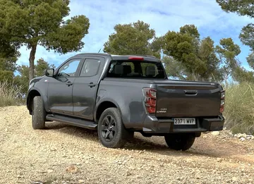 Vista lateral y trasera del Isuzu D-MAX, ideal para off-road.