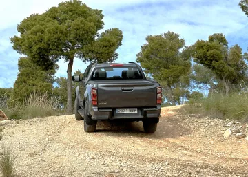 La parte trasera del Isuzu D-MAX mostrando su robustez y diseño todoterreno.