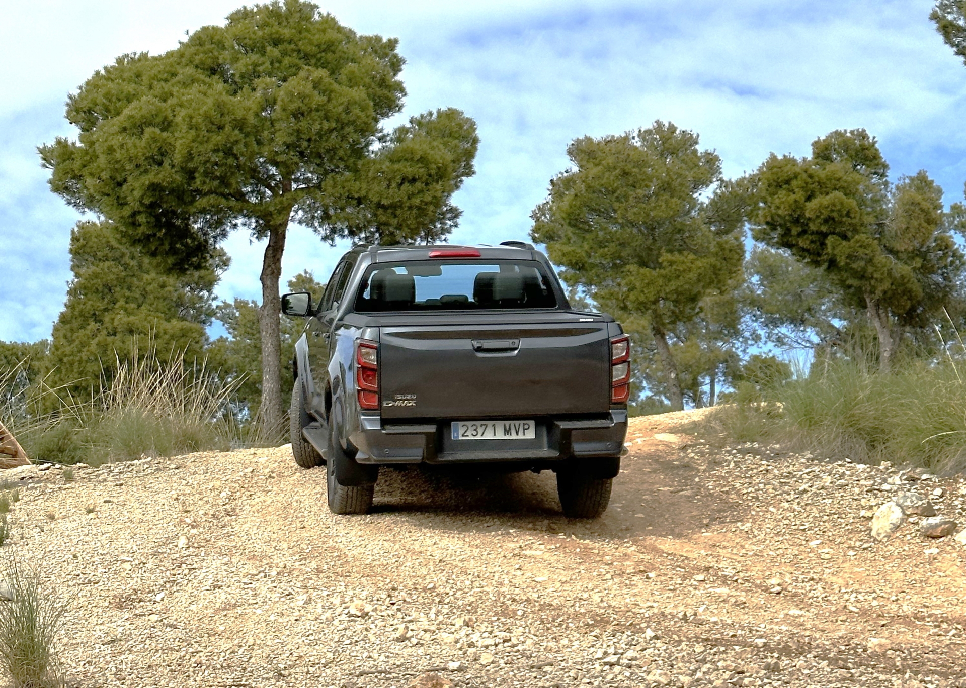 La parte trasera del Isuzu D-MAX mostrando su robustez y diseño todoterreno.