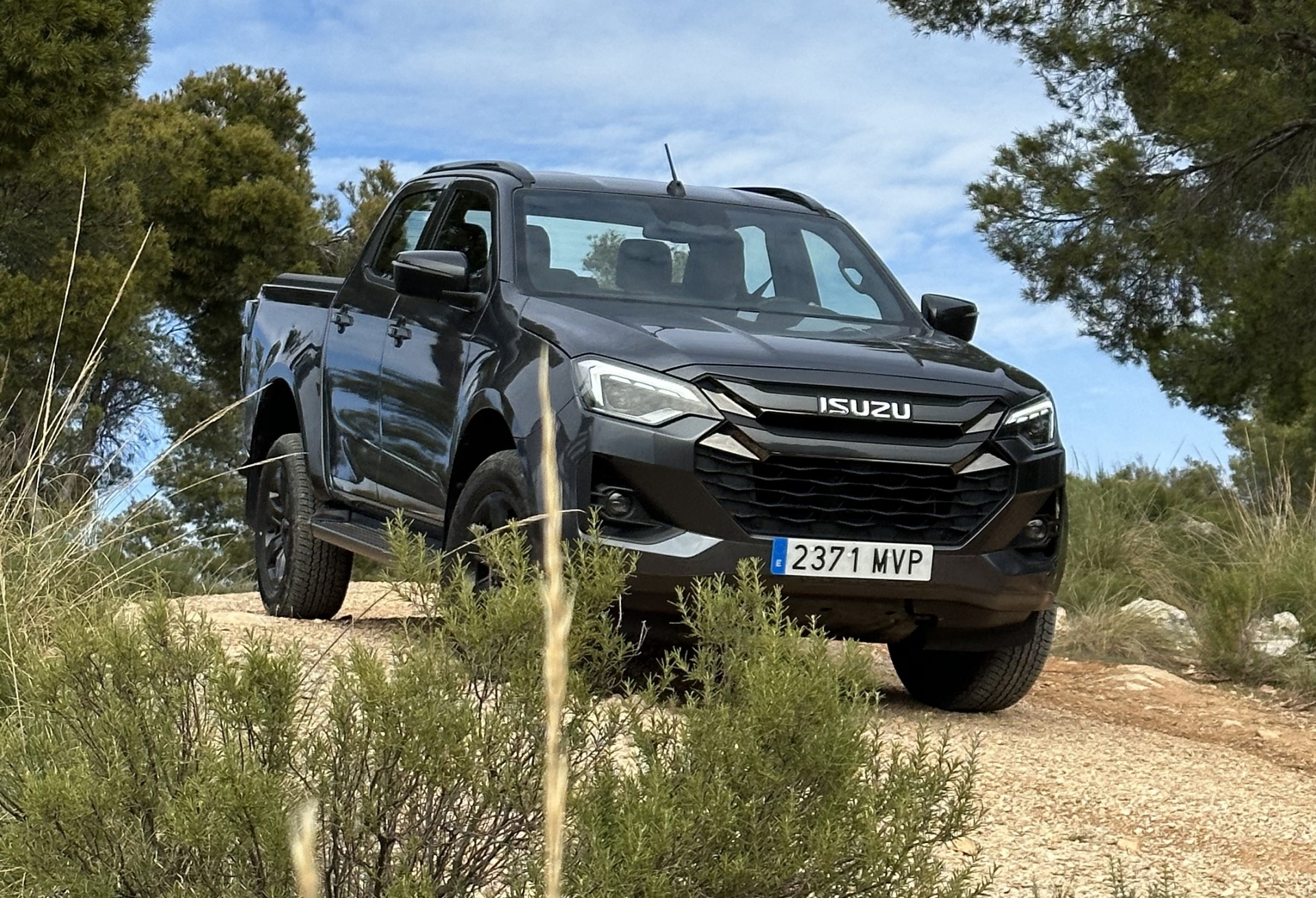 El Isuzu D-MAX 2025 se presenta como una opción robusta y versátil en el segmento de pick-ups.