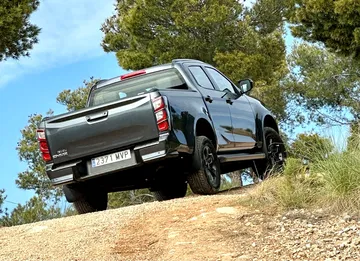 El Isuzu D-MAX muestra su robustez y capacidad todoterreno con este ángulo dinámico.