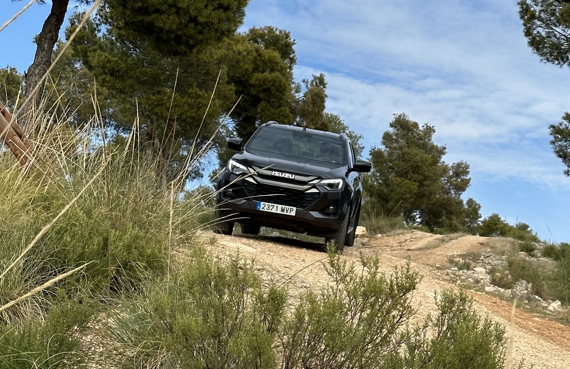 El Isuzu D-MAX se presenta como una poderosa opción 4x4 ideal para terrenos difíciles.