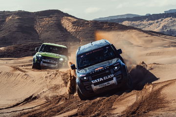 Jaguar Land Rover lleva su Defender al Rally Dakar 2026, mostrando su capacidad en terrenos extremos.