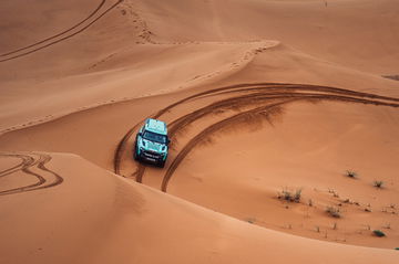 El Defender de Jaguar Land Rover se muestra en su hábitat natural, dominando las dunas.