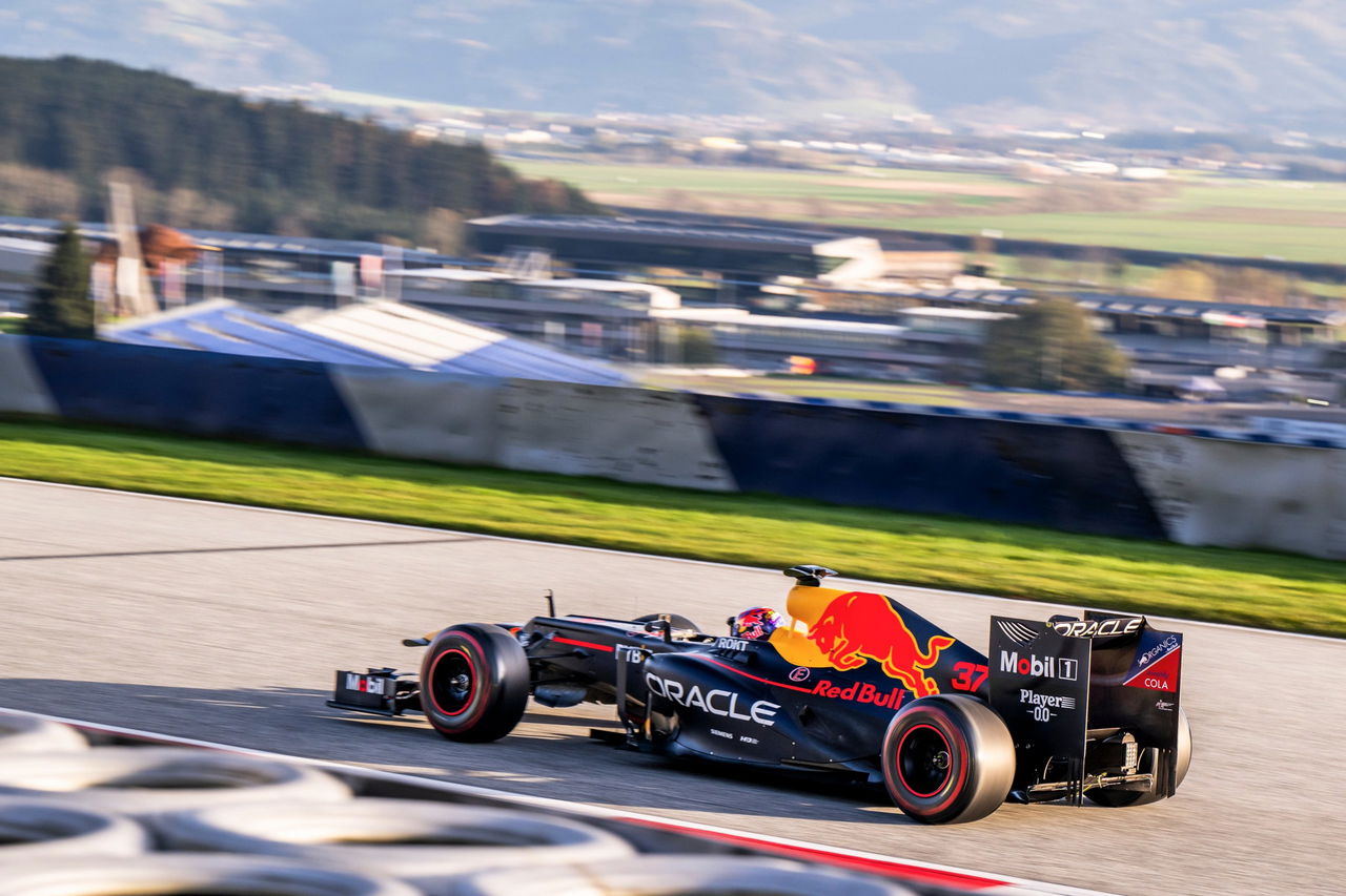 Kalle Rovanperä pilota el Red Bull RB8 en una sesión de F1