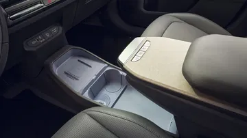 Detalle del salpicadero y consola central del Kia EV3.