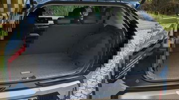 Amplio maletero del Kia EV3, ideal para llevar todo lo necesario en tus viajes.