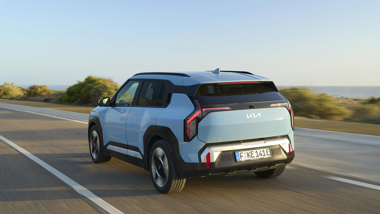 Vista del Kia EV3 en movimiento, destacando su dise&ntilde;o moderno y aerodin&aacute;mico.