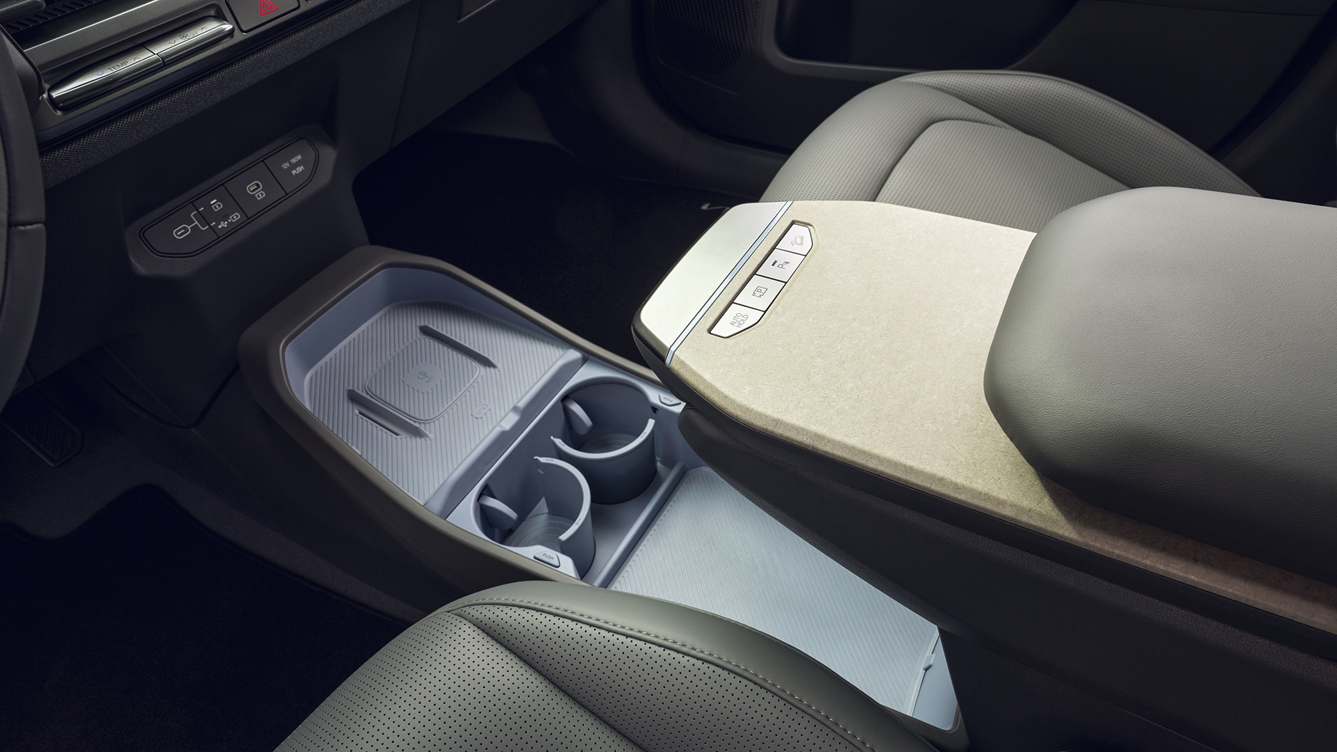 Detalle del interior del Kia EV3, resaltando su diseño moderno y ergonómico.