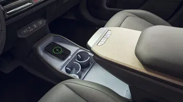 Interior del Kia EV3, destacando detalles del panel central y controles