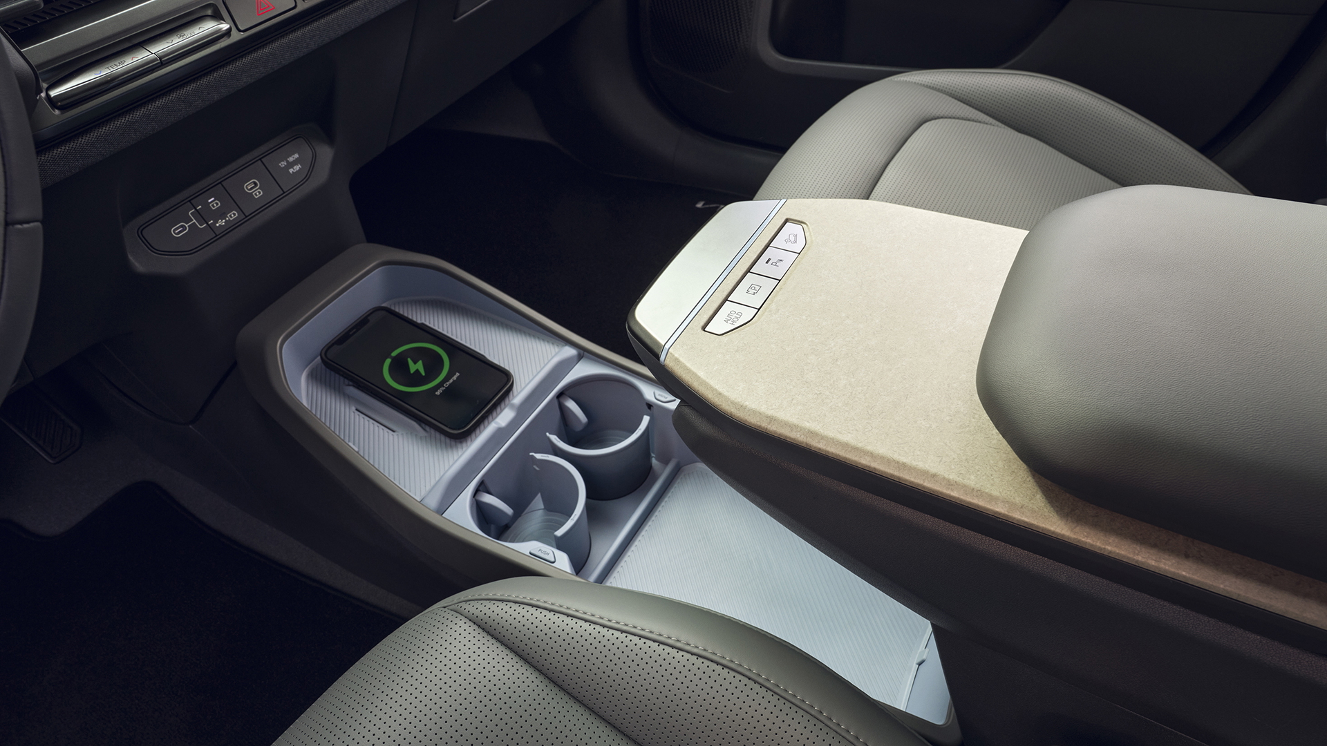 Interior del Kia EV3, destacando detalles del panel central y controles